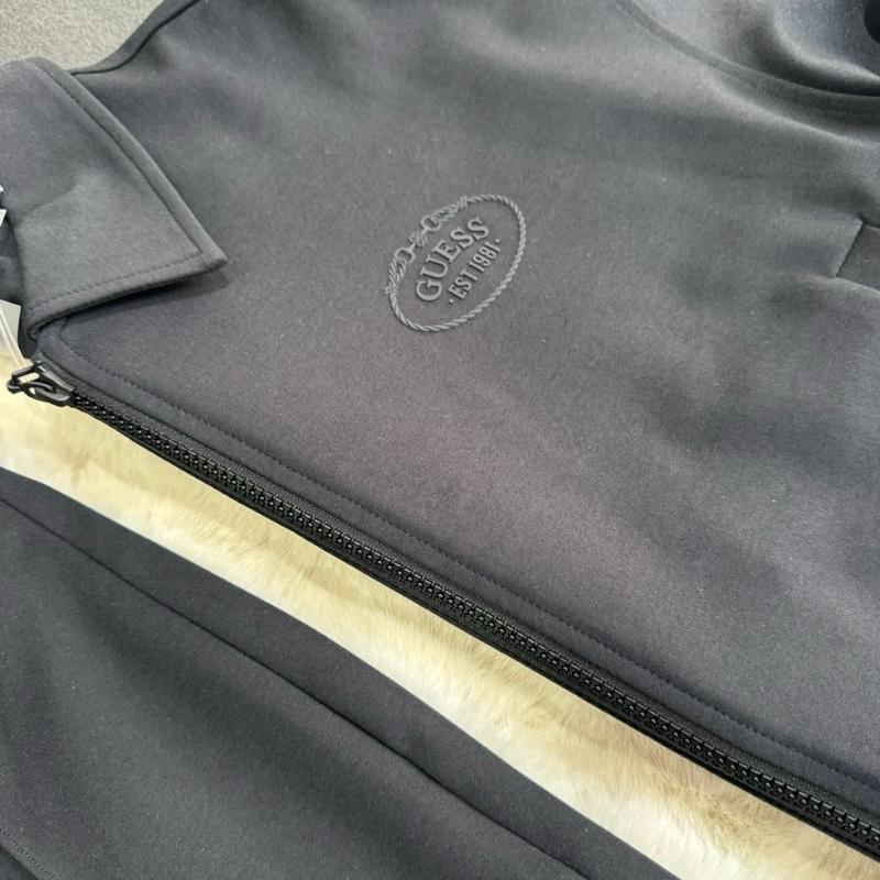 Coordinato colore nero GUESS misto cotone con Logo in rilievo laterale sulla giacca e pantalone classico con pence centrali Taglie XS S M L Comfort Elegante Materiale Morbido Stile Unico per Ogni Occasione