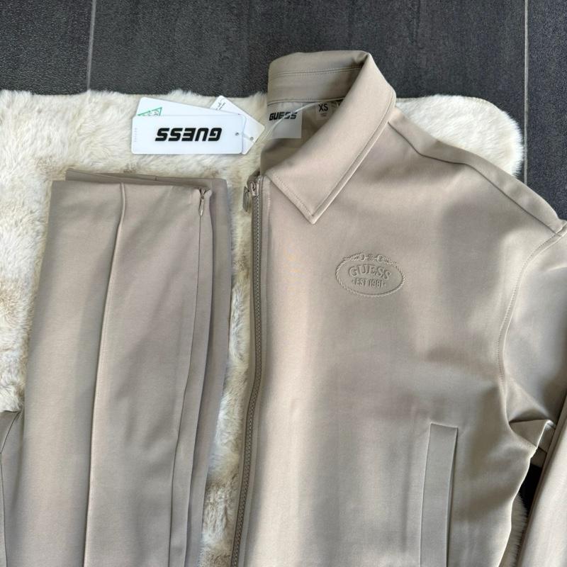 Coordinato GUESS misto cotone con Logo in rilievo laterale sulla giacca e pantalone classico con pence centrali Taglie XS S M L Comfort Elegante Materiale Morbido Stile Unico per Ogni Occasione