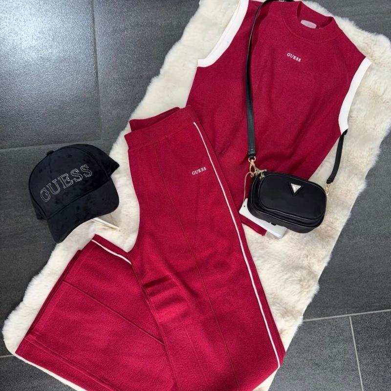 Coordinato GUESS misto cotone con Logo in rilievo centrale sulla canotta e logo in rilievo laterale sul pantalone Taglie XS M L Comfort Elegante Materiale Morbido Stile Unico per Ogni Occasione