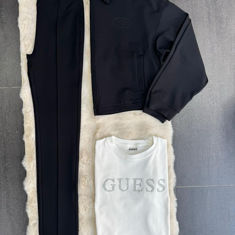 Coordinato colore nero GUESS misto cotone con Logo in rilievo laterale sulla giacca e pantalone classico con pence centrali Taglie XS S M L Comfort Elegante Materiale Morbido Stile Unico per Ogni Occasione