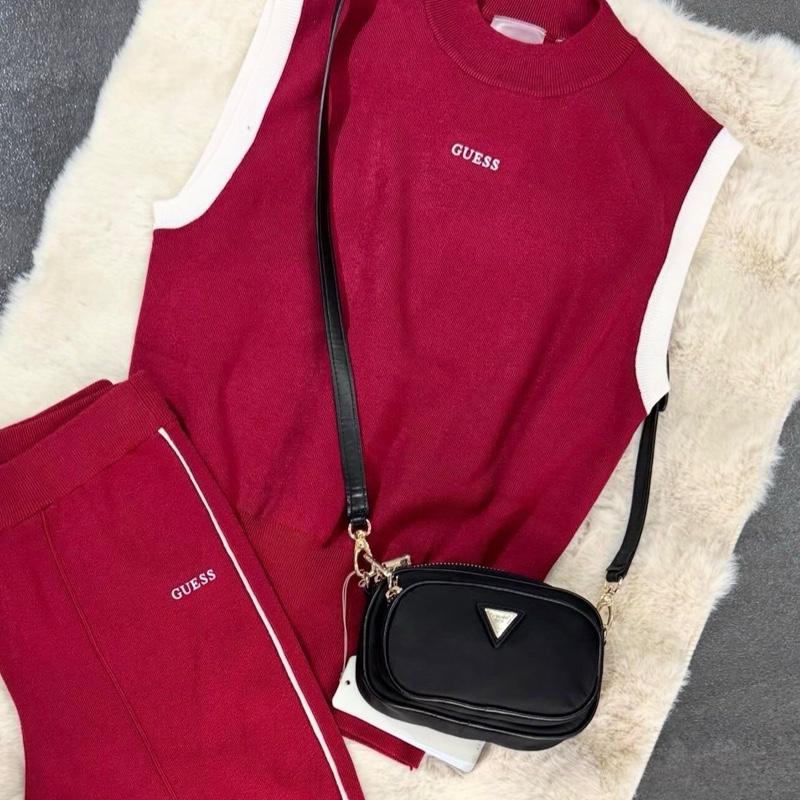 Coordinato GUESS misto cotone con Logo in rilievo centrale sulla canotta e logo in rilievo laterale sul pantalone Taglie XS M L Comfort Elegante Materiale Morbido Stile Unico per Ogni Occasione