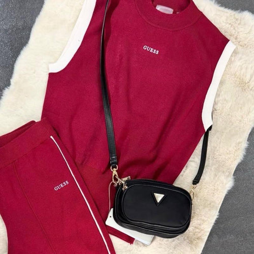 Coordinato GUESS misto cotone con Logo in rilievo centrale sulla canotta e logo in rilievo laterale sul pantalone Taglie XS M L Comfort Elegante Materiale Morbido Stile Unico per Ogni Occasione