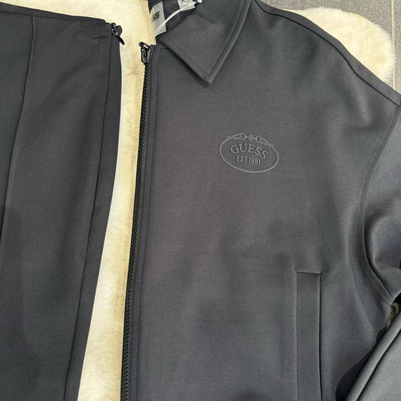 Coordinato colore nero GUESS misto cotone con Logo in rilievo laterale sulla giacca e pantalone classico con pence centrali Taglie XS S M L Comfort Elegante Materiale Morbido Stile Unico per Ogni Occasione