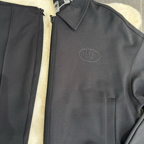 Coordinato colore nero GUESS misto cotone con Logo in rilievo laterale sulla giacca e pantalone classico con pence centrali Taglie XS S M L Comfort Elegante Materiale Morbido Stile Unico per Ogni Occasione