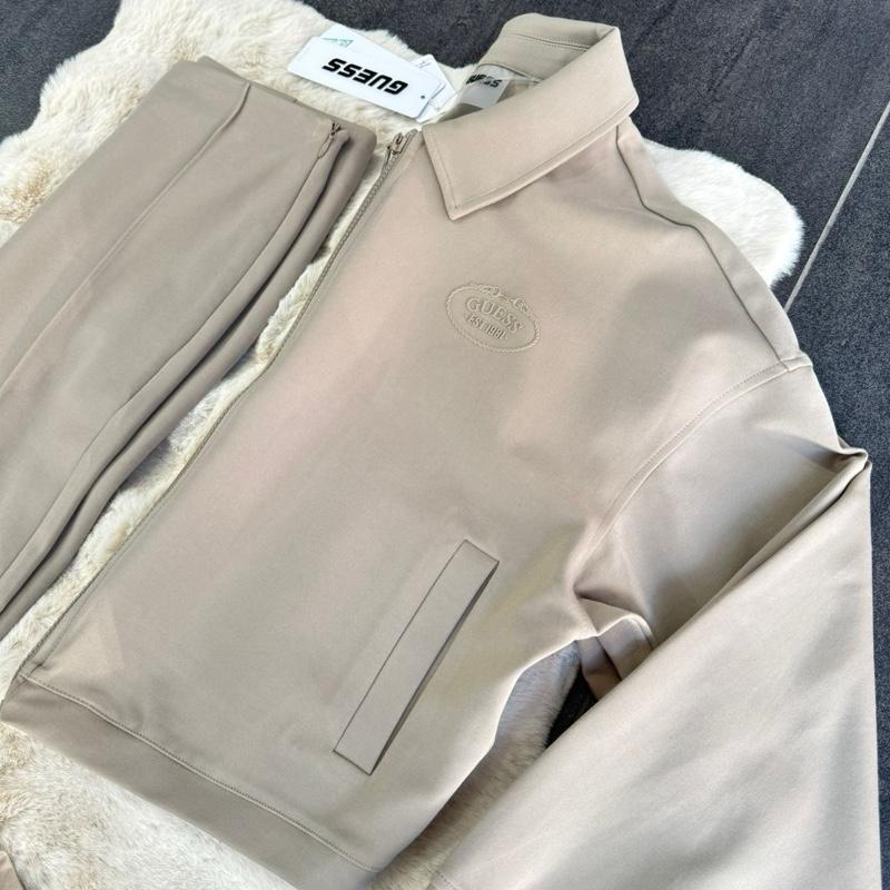 Coordinato GUESS misto cotone con Logo in rilievo laterale sulla giacca e pantalone classico con pence centrali Taglie XS S M L Comfort Elegante Materiale Morbido Stile Unico per Ogni Occasione