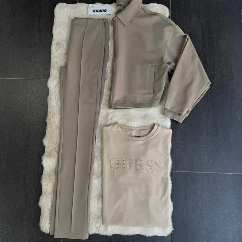 Coordinato GUESS misto cotone con Logo in rilievo laterale sulla giacca e pantalone classico con pence centrali Taglie XS S M L Comfort Elegante Materiale Morbido Stile Unico per Ogni Occasione