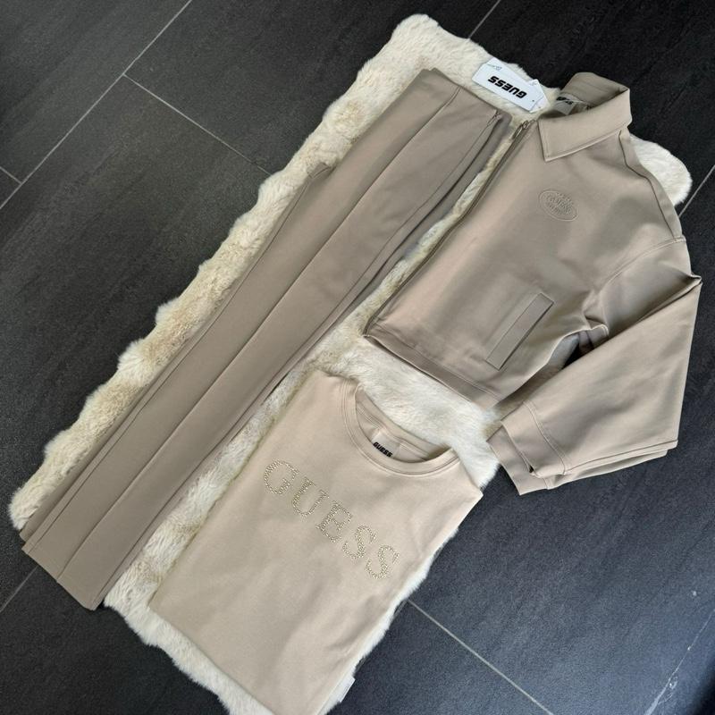 Coordinato GUESS misto cotone con Logo in rilievo laterale sulla giacca e pantalone classico con pence centrali Taglie XS S M L Comfort Elegante Materiale Morbido Stile Unico per Ogni Occasione